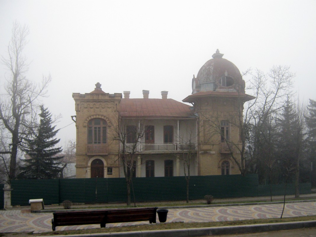 Старые здания на бульваре Гагарина (Пятигорск)